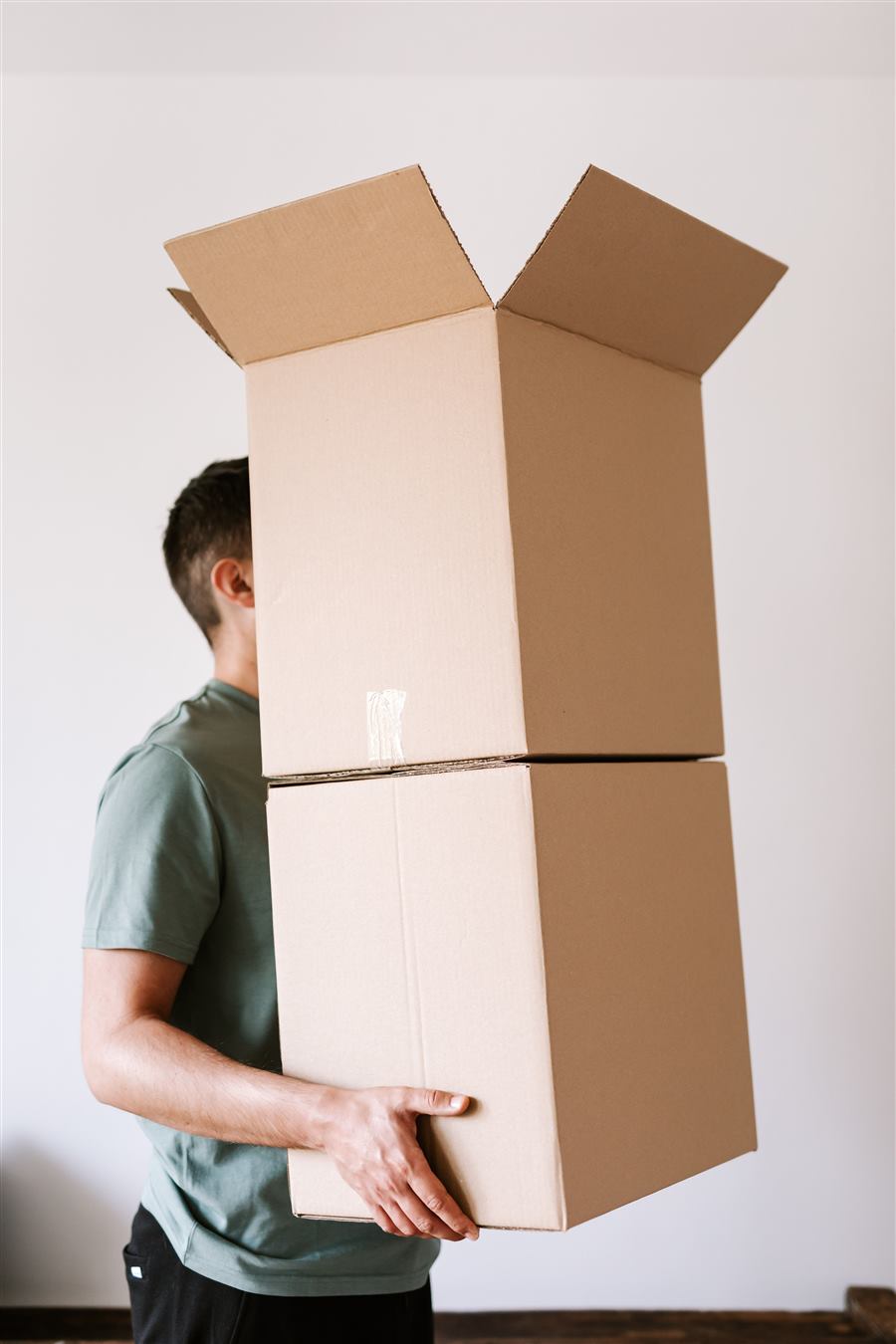 Transport de cartons lors d'un débarras ou déménagement