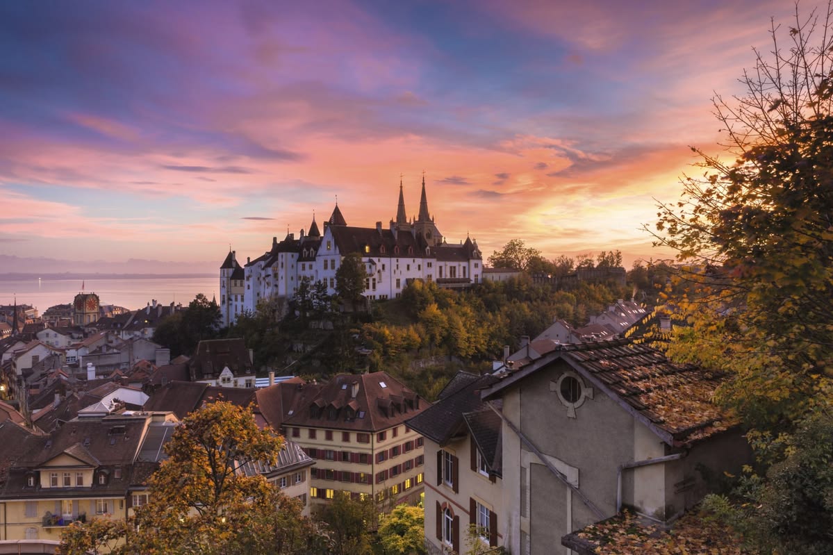 Vue du château et de la vieille ville de Neuchâtel au coucher du soleil