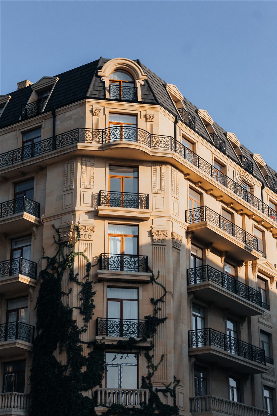 Façade d'une résidence entretenue avec parties communes soignées